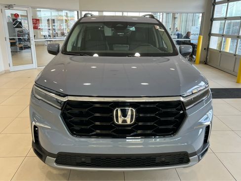New 2025 Honda Pilot Touring image 3