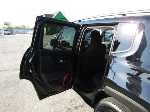 Used 2018 Jeep Renegade Trailhawk w/ UConnect 8.4 Nav Group AWD/4WD image 18