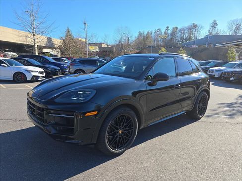 Used 2024 Porsche Cayenne image 8
