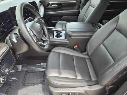 Used 2025 Chevrolet Suburban Z71 AWD/4WD image 13