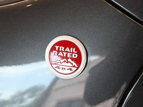 Used 2015 Jeep Cherokee Trailhawk w/ Leather Interior Group AWD/4WD image 9