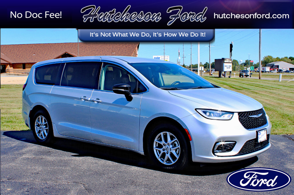 Used 2024 Chrysler Pacifica Touring-L FWD image 1
