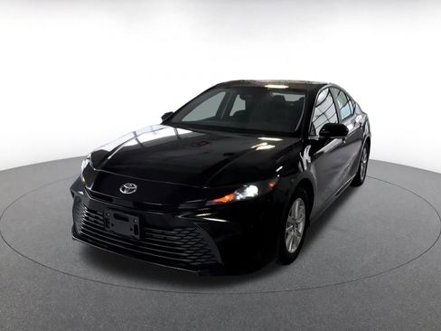 Used 2025 Toyota Camry LE image 5