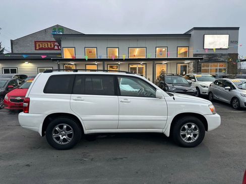 Used 2005 Toyota Highlander 4WD V6 w/ 3rd Row image 8
