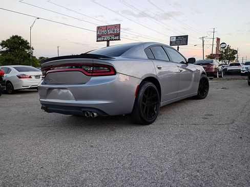Used 2017 Dodge Charger SE RWD image 5