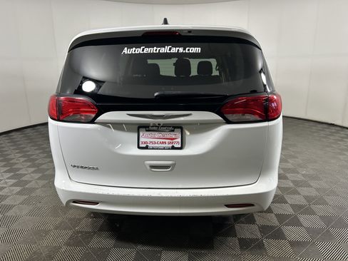Used 2021 Chrysler Voyager L FWD image 7