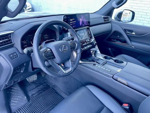 Used 2025 Lexus LX 600 4WD w/ Luxury Package image 13