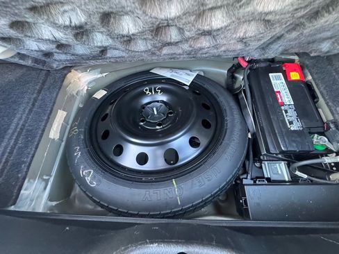 Used 2018 Chrysler 300 Limited image 25