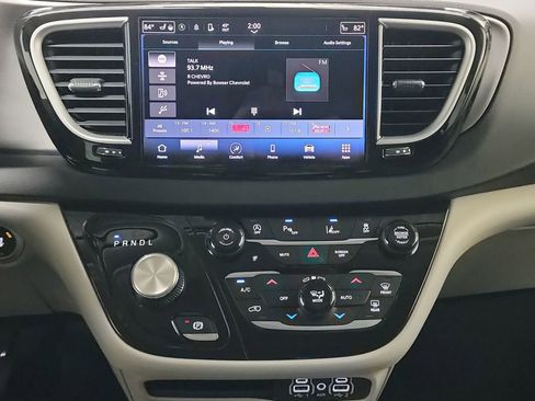 Used 2024 Chrysler Pacifica Touring-L image 21