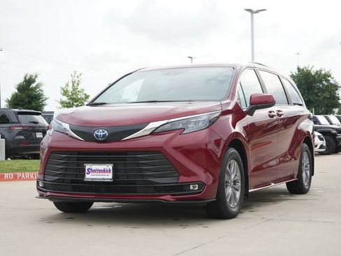 Used 2025 Toyota Sienna XLE FWD image 3