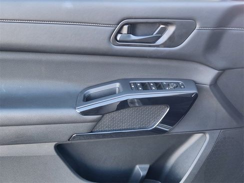 Used 2025 Nissan Pathfinder SV image 16