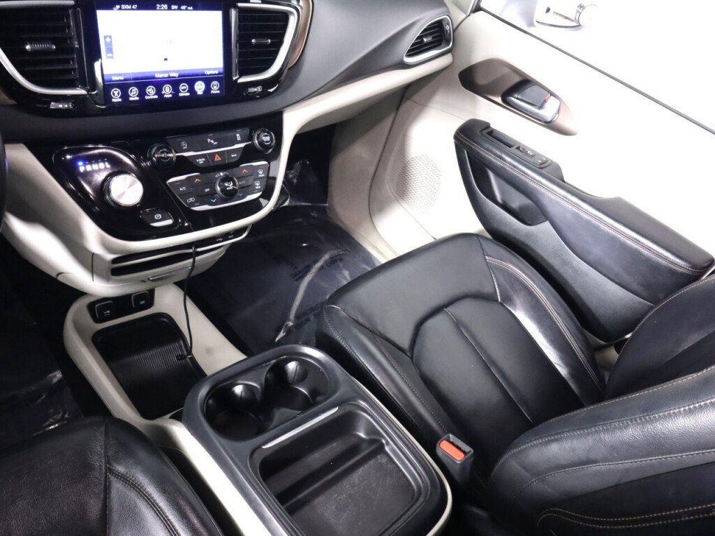 Used 2017 Chrysler Pacifica Touring-L FWD image 31