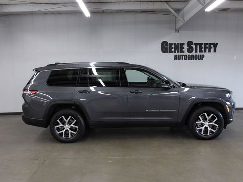 Used 2023 Jeep Grand Cherokee L Limited w/ Luxury Tech Group II AWD/4WD image 3