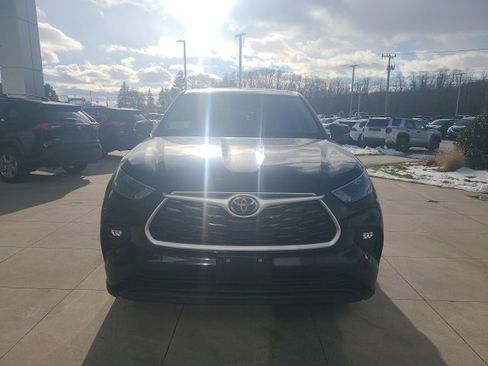 Used 2024 Toyota Highlander LE image 2