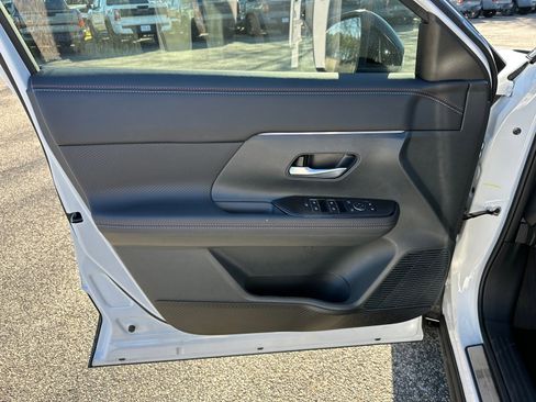 Used 2026 Nissan Kicks SR w/ Illumination Package image 10