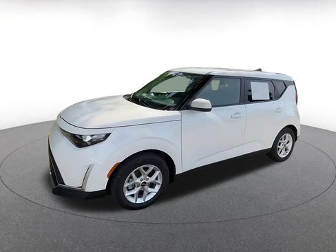 Used 2025 Kia Soul LX w/ LX Technology Package FWD image 8