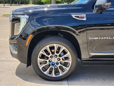Used 2025 GMC Yukon Denali w/ Sun & Power Step Package AWD/4WD image 9