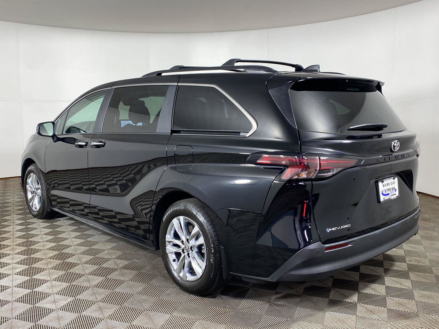Used 2026 Toyota Sienna XLE AWD/4WD image 4