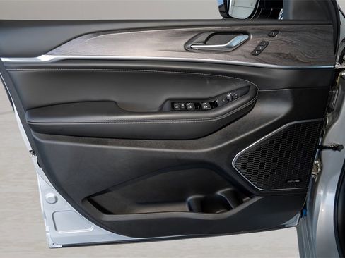 Used 2024 Jeep Grand Cherokee L Overland w/ Luxury Tech Group IV image 18