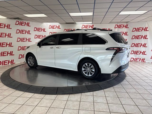 Used 2025 Toyota Sienna XLE w/ XLE Plus Package FWD image 16