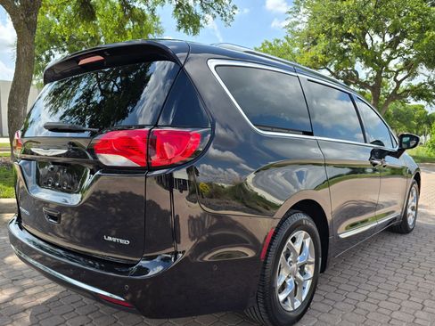 Used 2017 Chrysler Pacifica Limited FWD image 8