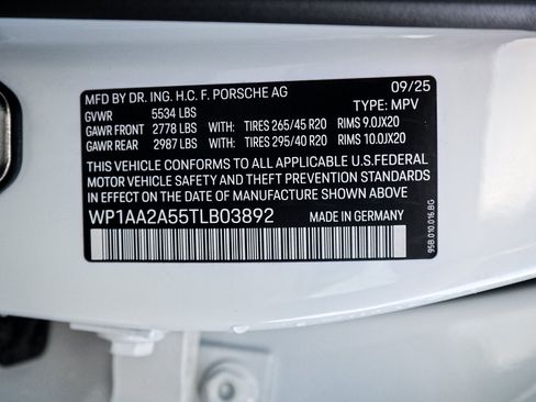Used 2026 Porsche Macan AWD/4WD image 35