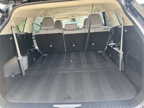 Used 2023 Toyota Highlander LE AWD/4WD image 28