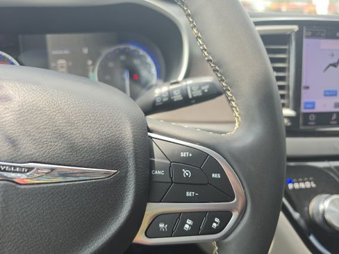 Used 2023 Chrysler Pacifica Touring-L FWD image 22