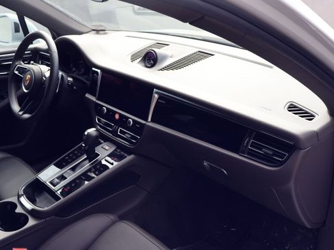 Certified 2025 Porsche Macan image 25