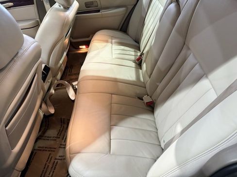 Used 2003 Lincoln Town Car Signature image 27