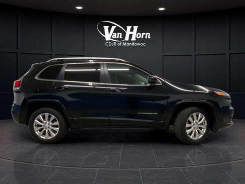 Used 2017 Jeep Cherokee Overland w/ Technology Group AWD/4WD image 8