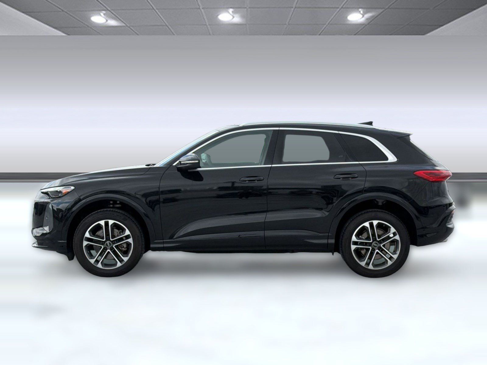 Used 2025 Audi Q5 Premium w/ Convenience Package AWD/4WD image 2