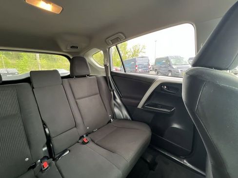 Used 2018 Toyota RAV4 LE FWD image 15