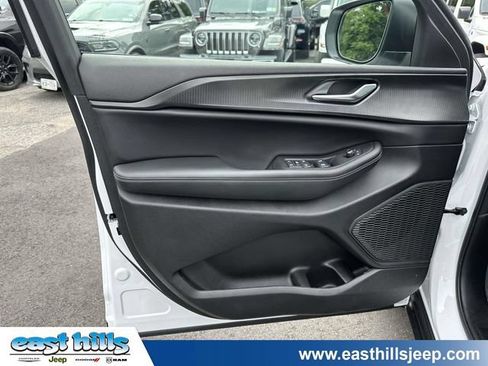 Certified 2025 Jeep Grand Cherokee Laredo X w/ Luxury Tech Group I AWD/4WD image 15