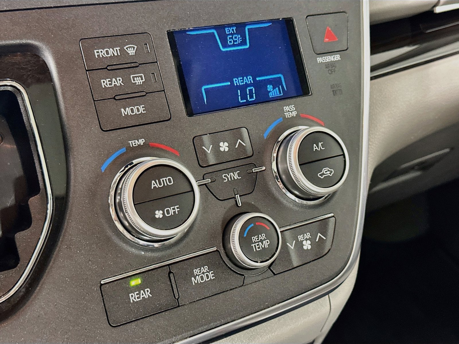Used 2018 Toyota Sienna XLE Premium AWD/4WD image 16