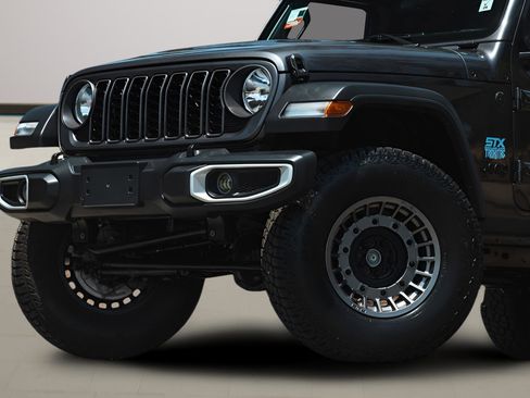 Used 2024 Jeep Gladiator Sport AWD/4WD image 2
