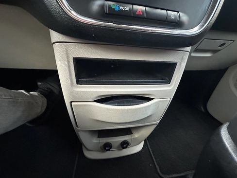 Used 2018 Dodge Grand Caravan SE w/ UConnect Hands-Free Group image 19