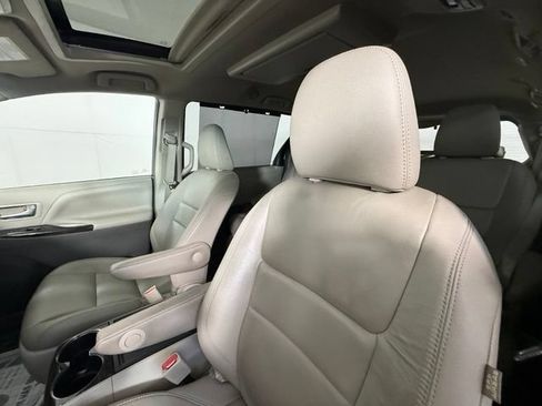 Used 2017 Toyota Sienna XLE Premium FWD image 16