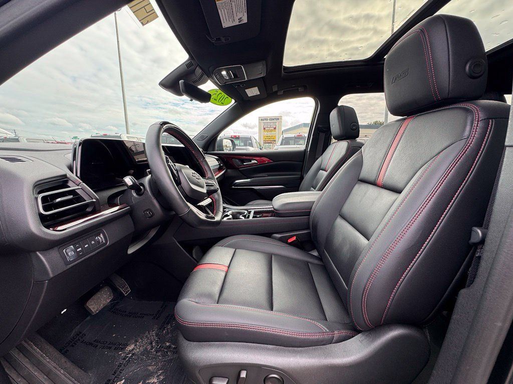 Used 2025 Chevrolet Traverse RS AWD/4WD image 19