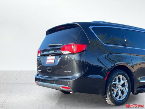 Used 2020 Chrysler Pacifica Limited FWD image 11
