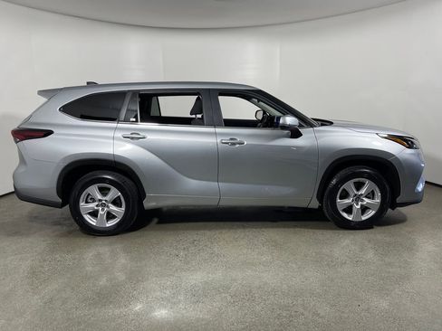 Certified 2025 Toyota Highlander LE image 2