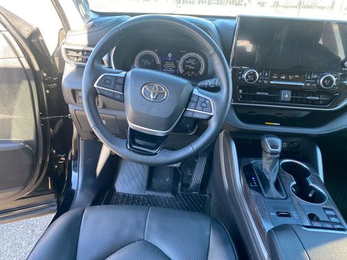 Used 2024 Toyota Highlander Platinum image 15