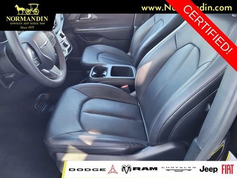 Certified 2025 Chrysler Pacifica Select FWD image 15