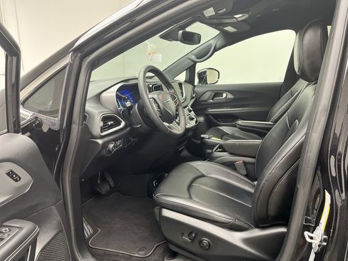 Used 2025 Chrysler Pacifica Select FWD image 3