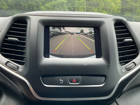 Used 2019 Jeep Cherokee Latitude w/ Popular Appearance Group FWD image 19