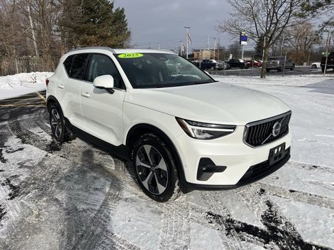 Used 2025 Volvo XC40 B5 Plus image 4