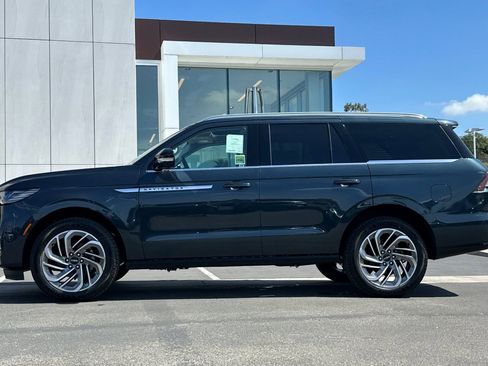 New 2026 Lincoln Navigator Reserve image 6