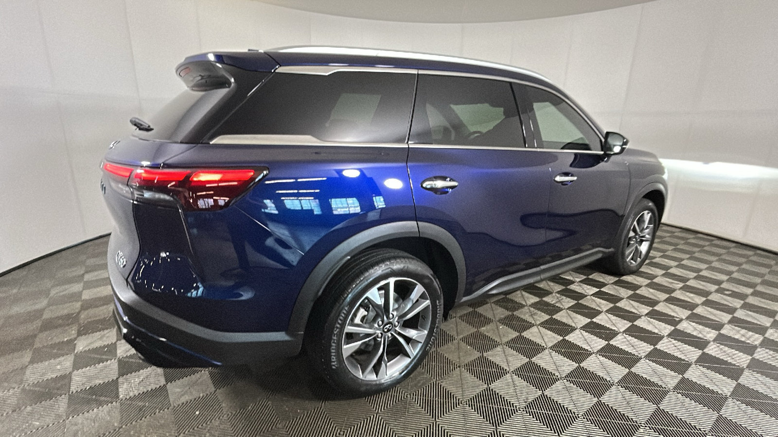Used 2024 INFINITI QX60 Luxe AWD/4WD image 2