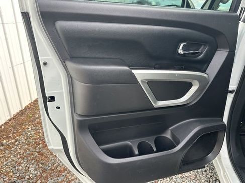 Used 2018 Nissan Titan SV w/ SV Convenience Package image 14