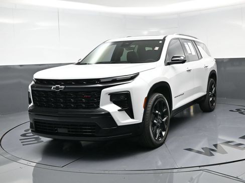 Used 2025 Chevrolet Traverse RS w/ LPO, Floor Liner Package FWD image 11